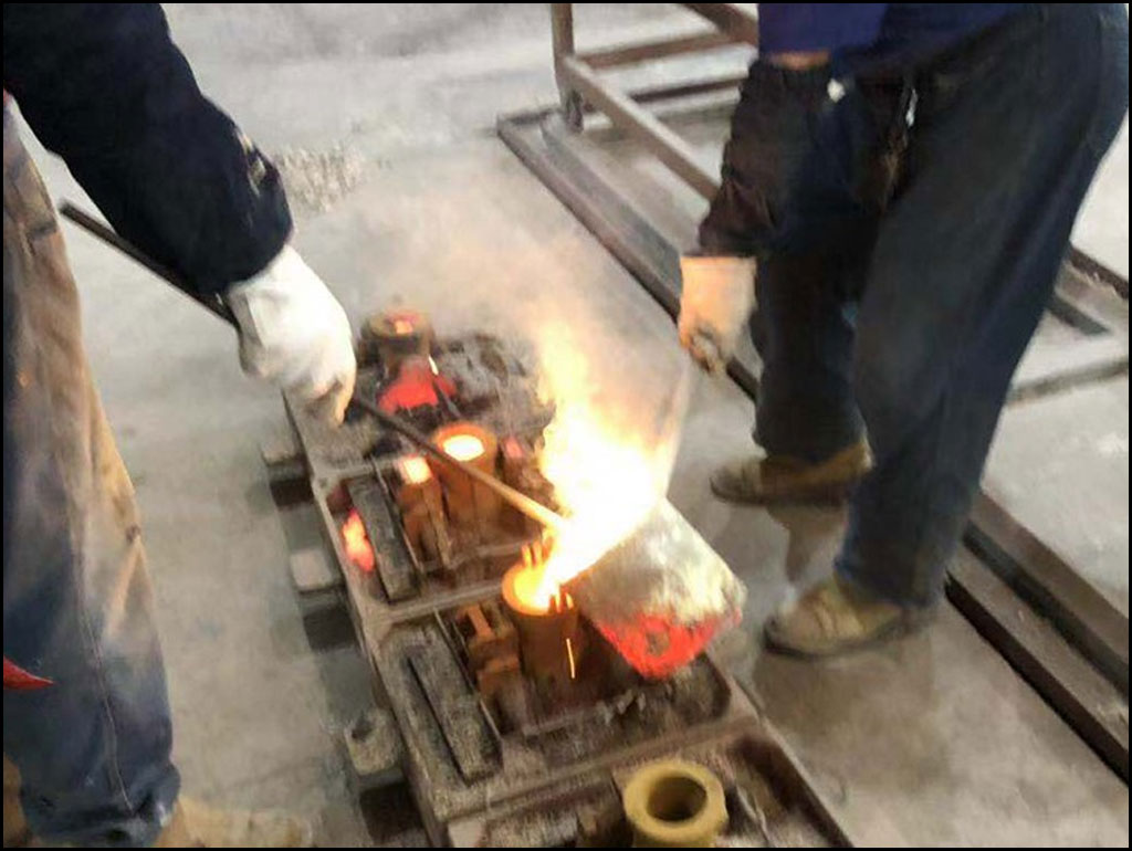 Sand casting copper pouring 2