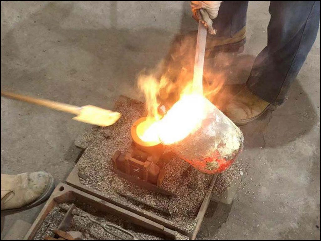 Sand casting copper pouring 3